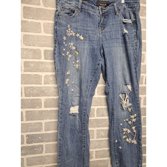 TORRID‎ Women's Distressed Floral Embroidered BoyFriend  Jeans Size 14R - Picture 2 of 8
